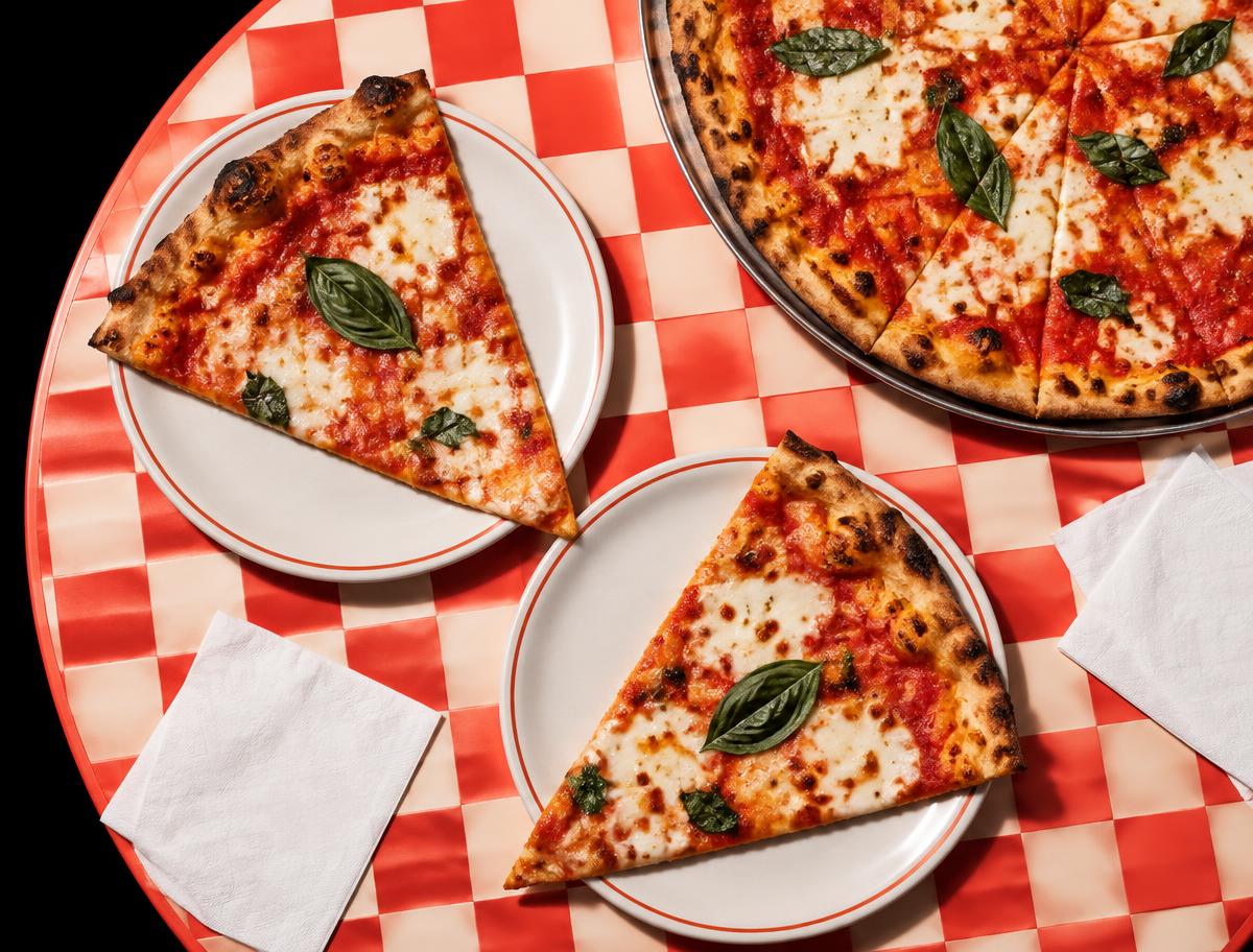 Immagine illustrativa di pizza su una tovaglia a scacchi